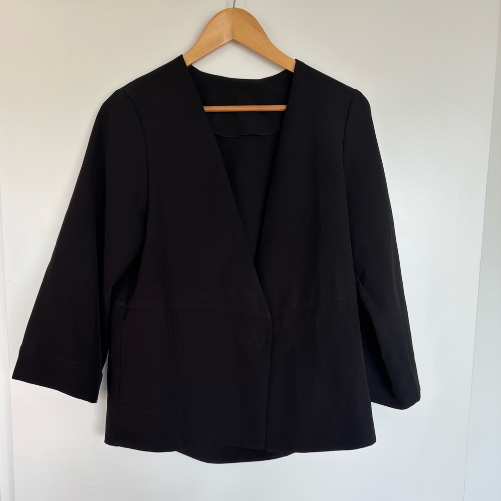 Classic Elegant Women's Suit Jacket with Single Snap Closure, Black, Size 34.